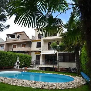 https://apartments-villa-rossella-3.in-istria.net